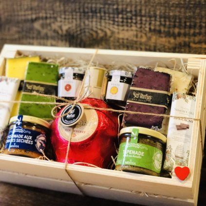 Darčeková debnička s čokoládovo-jahodovým likérom a delikatesami – elegantný gurmánsky darček